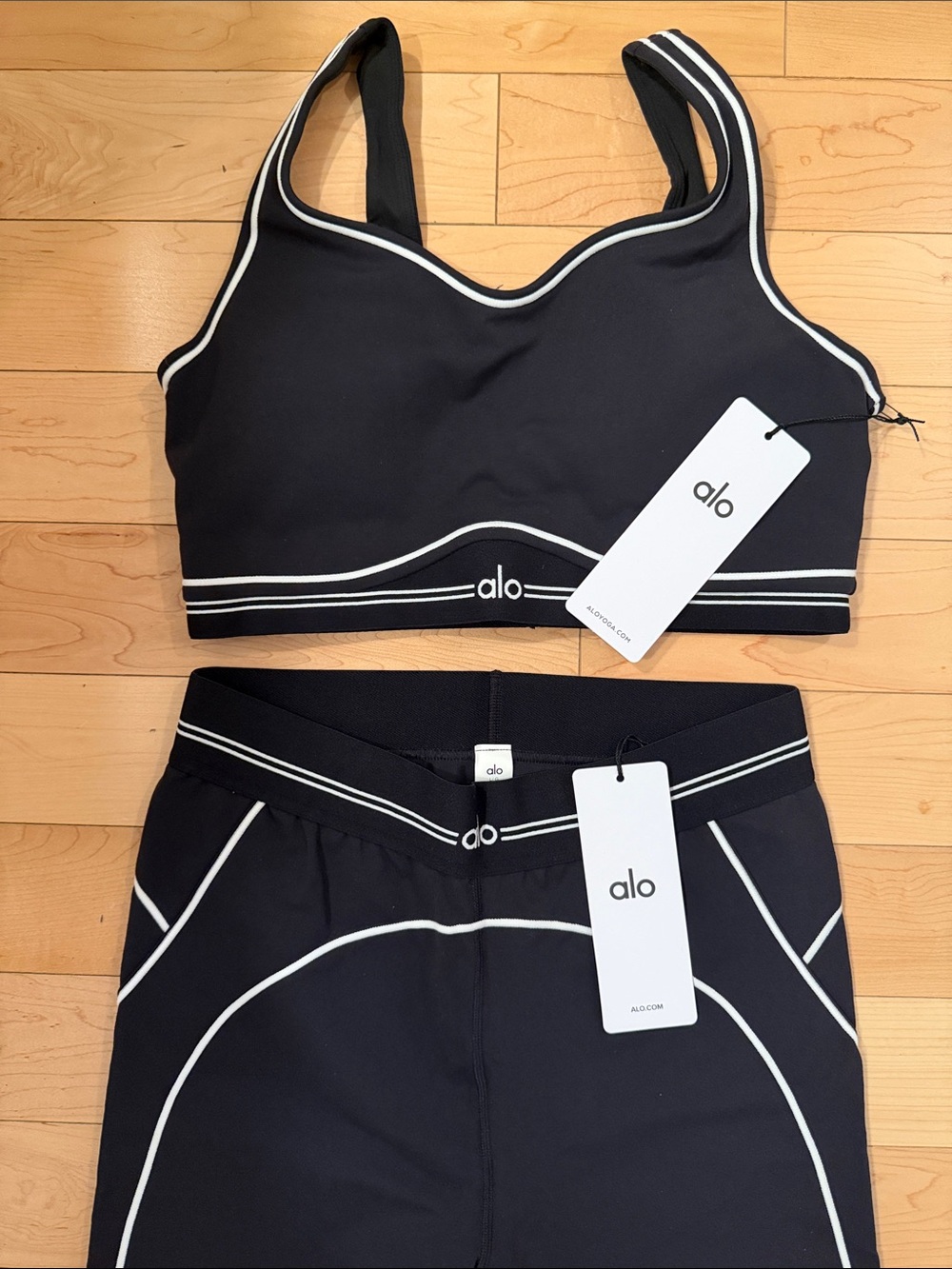 NWT ALO Yoga Airbrush Heart Throb Leggings & Sports Bra Set in black - Picture 3 of 6